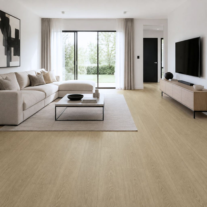 Helles Wohnzimmer mit Klick Vinylboden Eiche Landhausdiele Natur in neutraler Beigeoptik – Reud Bodenarena