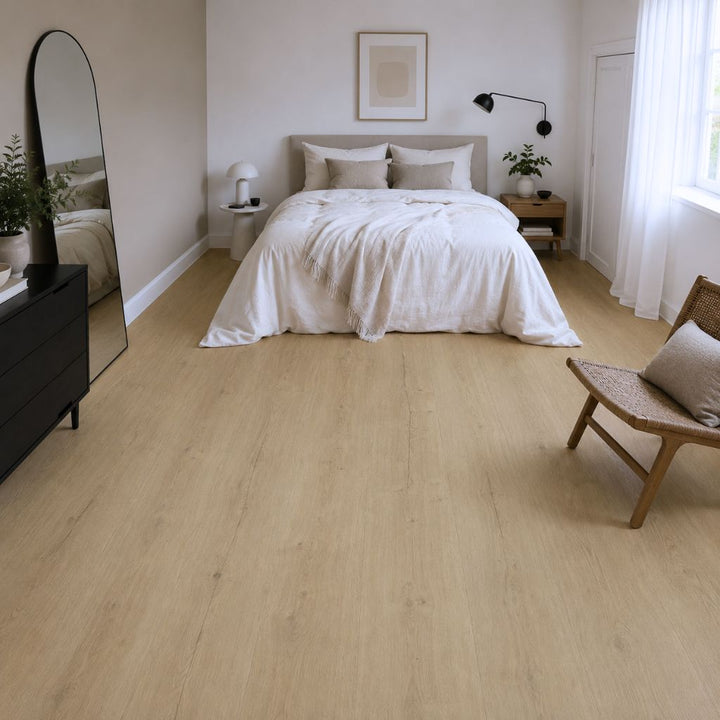 Eiche Palazzo Vinylboden im Schlafzimmer mit dunkler Kommode und Holzbank – Reud Bodenarena