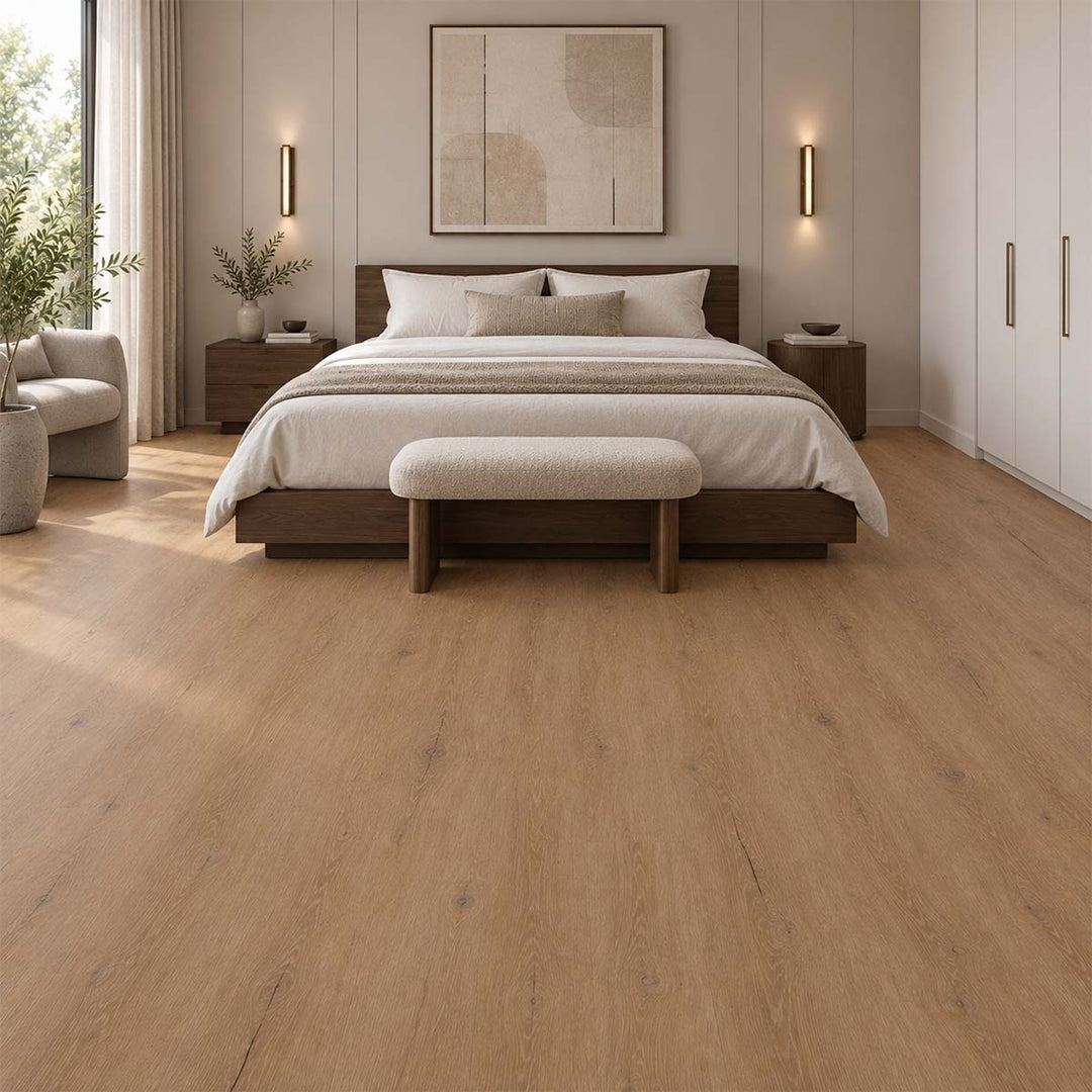 Klick Vinylboden Eiche Sina mit Trittschalldämmung in einem modernen Schlafzimmer mit dunklem Holzbett