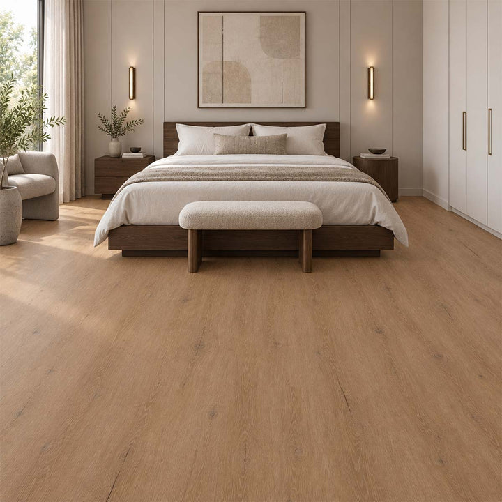 Klick Vinylboden Eiche Sina mit Trittschalldämmung in einem modernen Schlafzimmer mit dunklem Holzbett