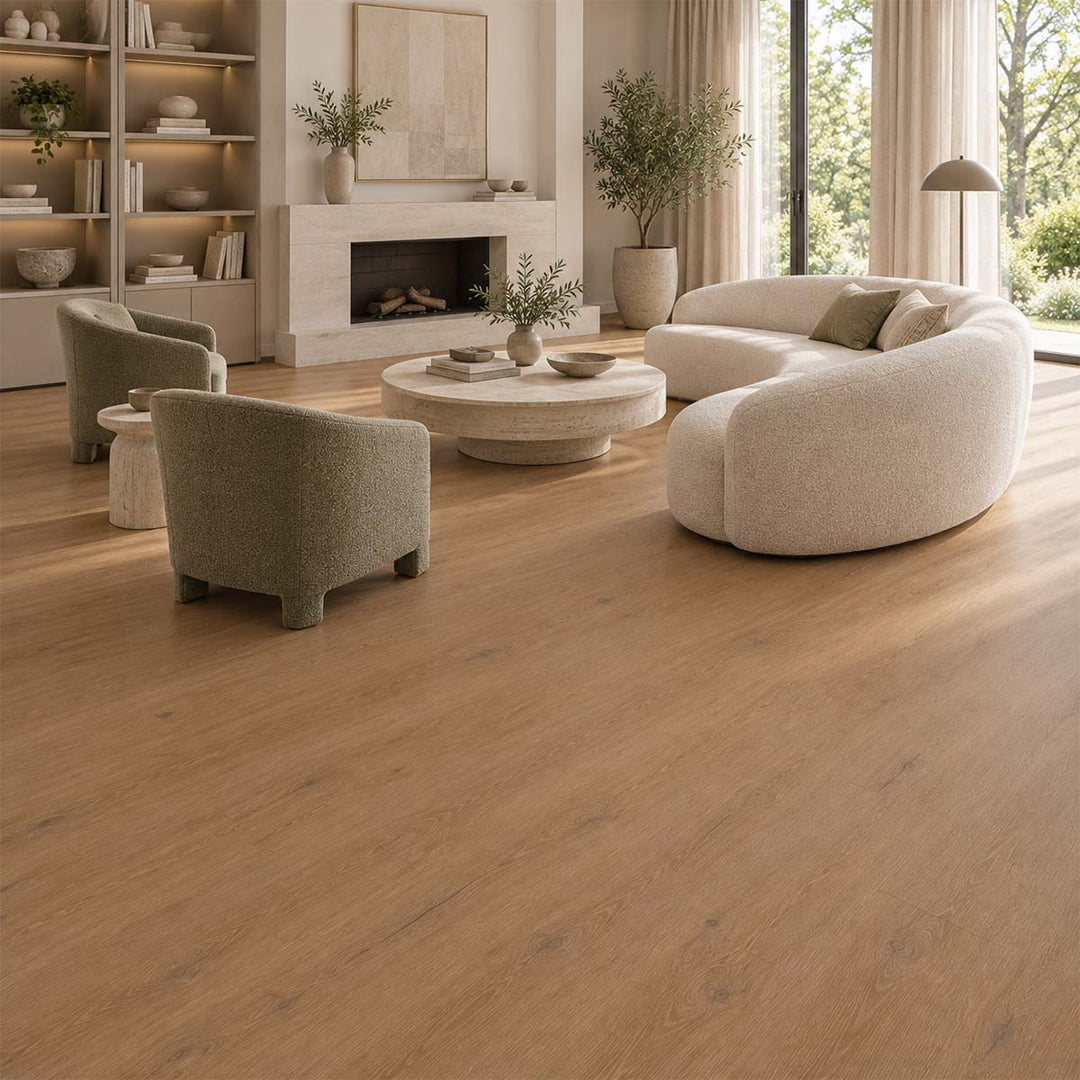 Klick Vinylboden Eiche Sina mit Trittschalldämmung in einem eleganten Wohnzimmer mit heller Sitzgruppe