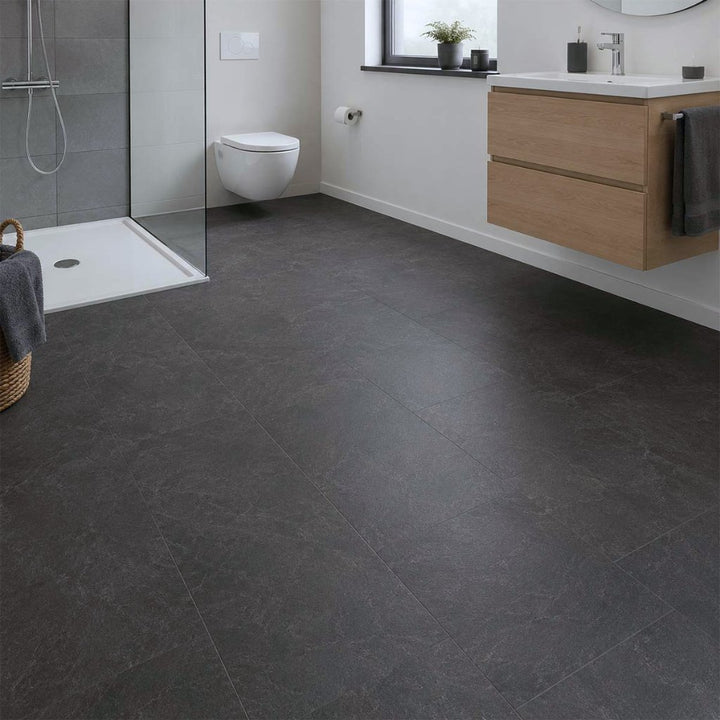 Klick Vinylboden Fliesenoptik Ölschiefer im modernen Badezimmer mit bodengleicher Dusche – Reud Bodenarena