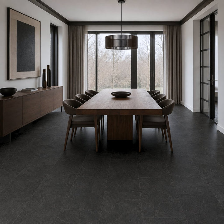 Klick Vinylboden Fliesenoptik Ölschiefer im edlen Esszimmer mit Massivholztisch und Designerstühlen – Reud Bodenarena