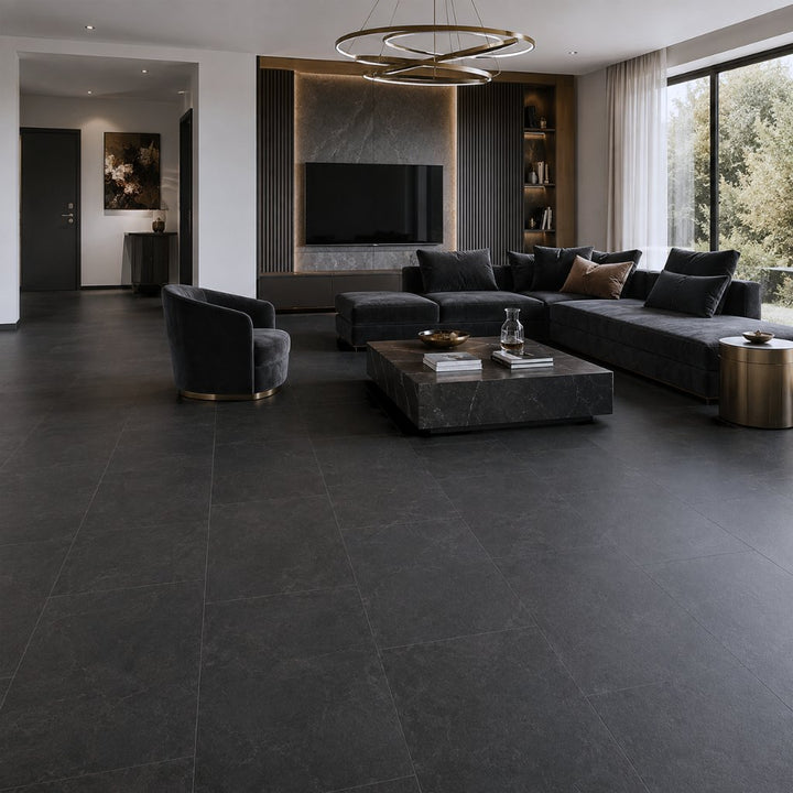 Klick Vinylboden Fliesenoptik Ölschiefer im luxuriösen Wohnzimmer mit dunklen Samtmöbeln und Messing-Akzenten – Reud Bodenarena
