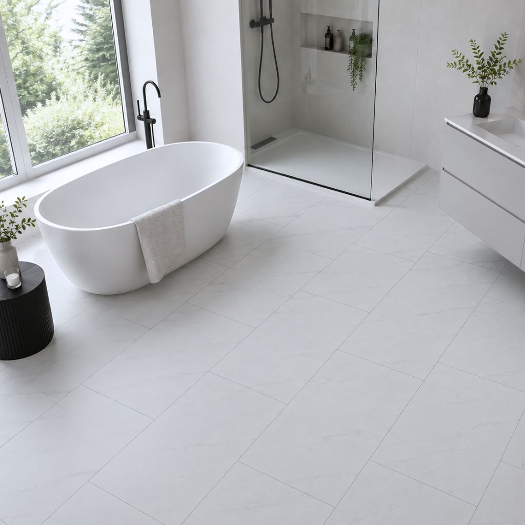 Weißer Carrara Marmoroptik-Vinylboden im modernen Bad mit freistehender Wanne und Walk-in Dusche – Reud Bodenarena