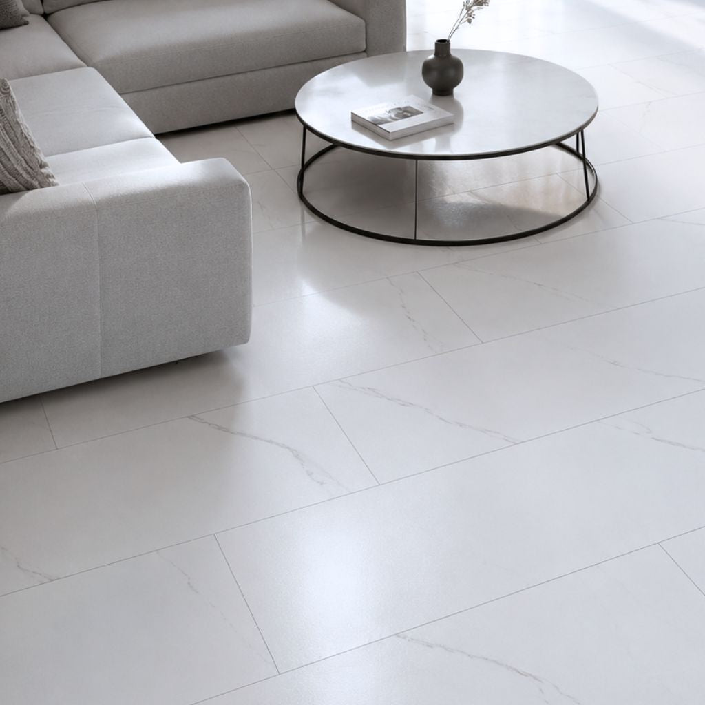 Detailansicht des Carrara Marmoroptik-Vinylbodens im Wohnzimmer mit rundem Couchtisch – Reud Bodenarena