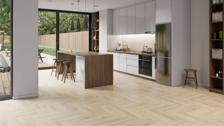 Klick Vinyl Weitenheigen Eiche Fischgrät CHECK One 2490H mit Trittschall - Reud Bodenarena