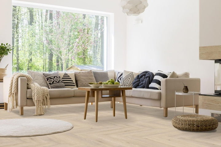 Klick Vinyl Weitenheigen Eiche Fischgrät CHECK One 2490H mit Trittschall - Reud Bodenarena