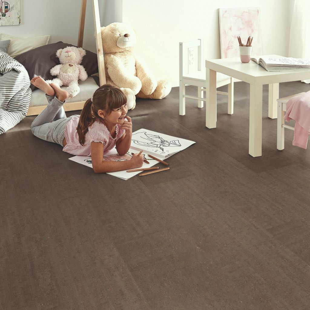 Kork-Fertigparkett Corklife Lisboa Cinza in grauer Korkoptik im Kinderzimmer, fußwarm zum Spielen, von Reud Bodenaren