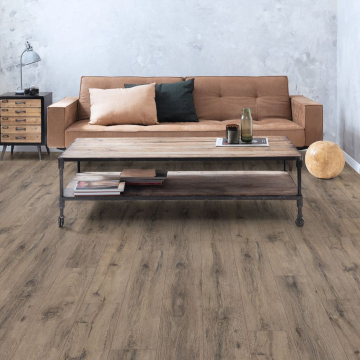 Klick Laminat EGGER Eiche dunkel im Wohnzimmer im Industrial-Stil mit Ledersofa von Reud Bodenarena