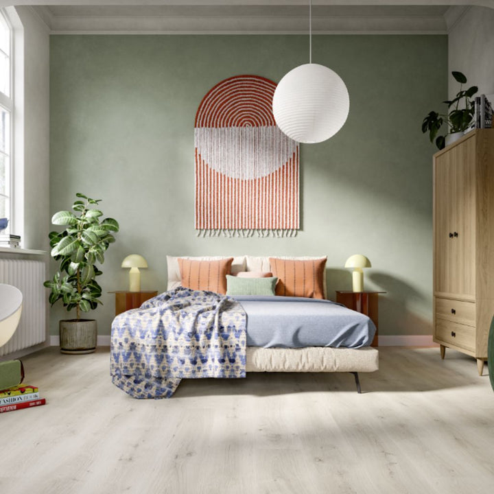 Laminat EGGER Pinot Eiche weiß im Schlafzimmer mit Doppelbett und Holzschrank von Reud Bodenarena
