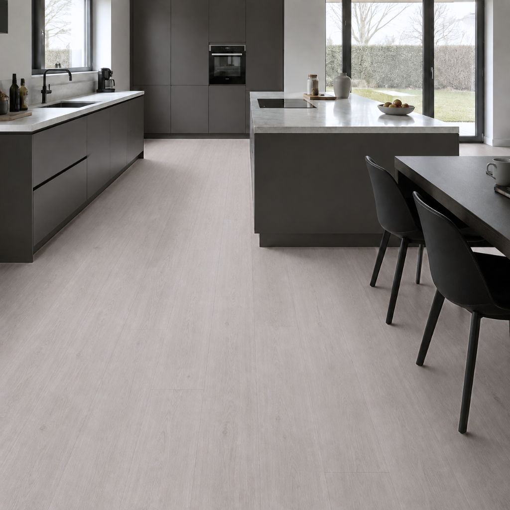 Kronotex Exquisit Waveless Eiche Weiß Landhausdiele Laminat in moderner Küche von Reud Bodenarena