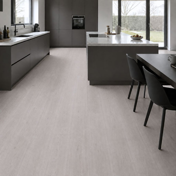 Kronotex Exquisit Waveless Eiche Weiß Landhausdiele Laminat in moderner Küche von Reud Bodenarena