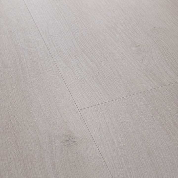 Kronotex Exquisit Waveless Eiche Weiß Laminat in Nahaufnahme mit sichtbarer V-Fuge von Reud Bodenarena