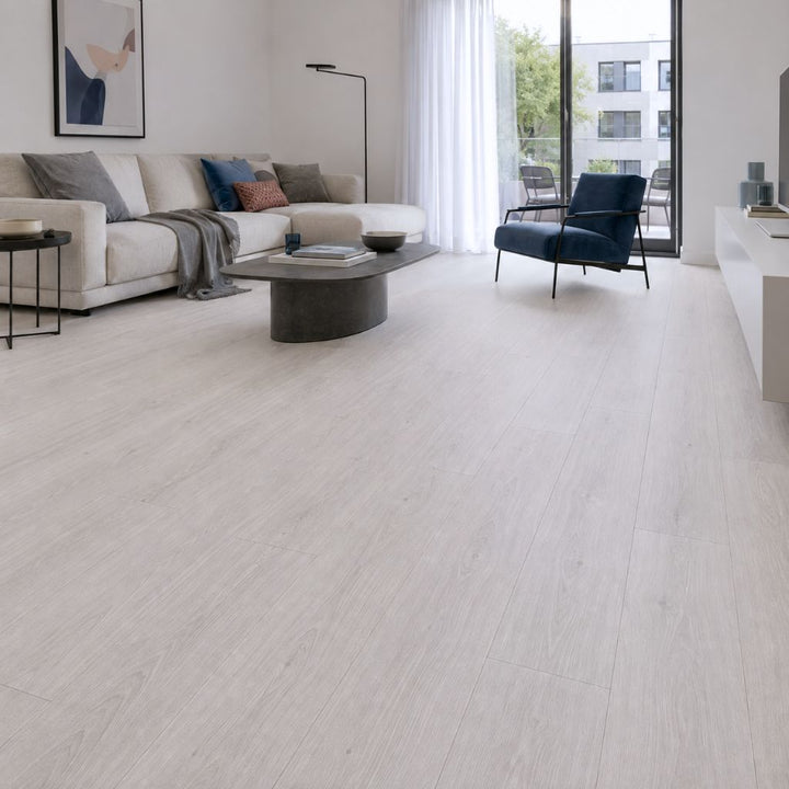 Kronotex Exquisit Waveless Eiche Weiß Landhausdiele Laminat im hellen Wohnzimmer von Reud Bodenarena