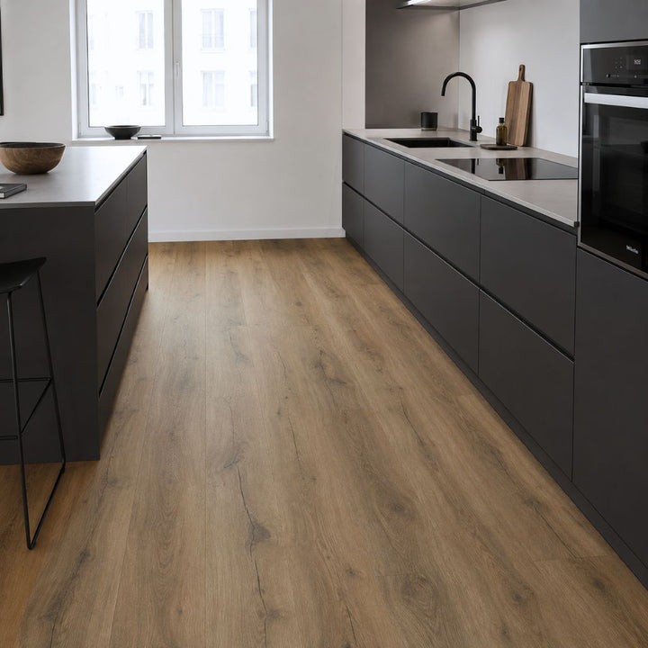 Warmer Brown Oak Vinylboden in moderner Küche mit dunkler Küchenzeile – Reud Bodenarena
