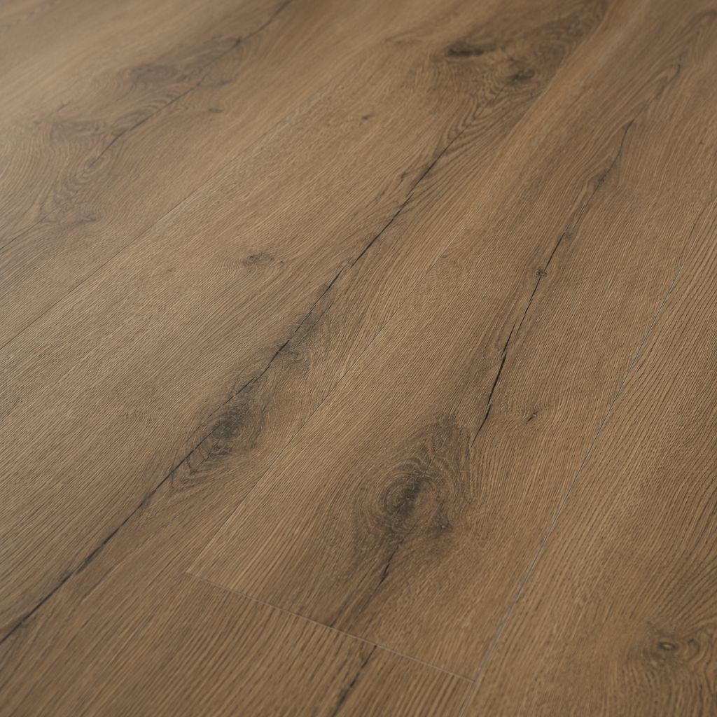 Nahaufnahme der authentischen Holzmaserung des Brown Oak Klick Vinylbodens – Reud Bodenarena