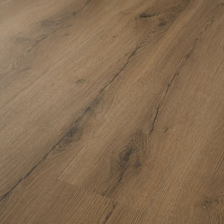 Nahaufnahme der authentischen Holzmaserung des Brown Oak Klick Vinylbodens – Reud Bodenarena