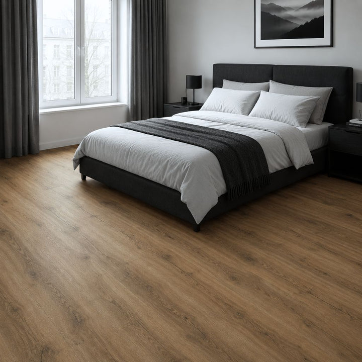 Brown Oak Vinylboden im Schlafzimmer mit dunklem Bett und heller Bettwäsche – Reud Bodenarena