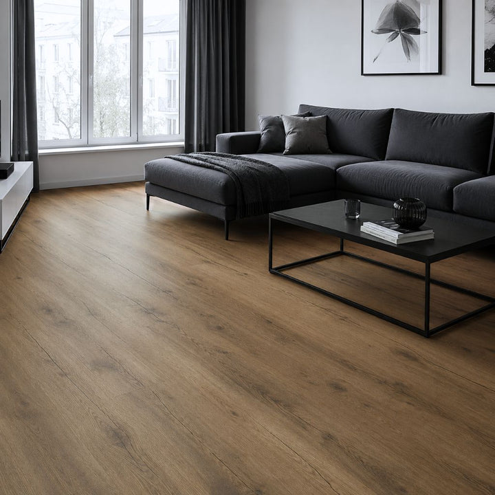 Brown Oak Vinylboden im Wohnzimmer mit grauem Sofa und schwarzem Couchtisch – Reud Bodenarena