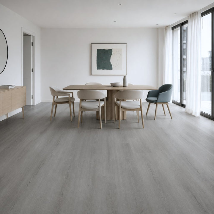 Vinylboden GreenLine Silent Eiche Picea mit Trittschall im Esszimmer mit rundem Holztisch