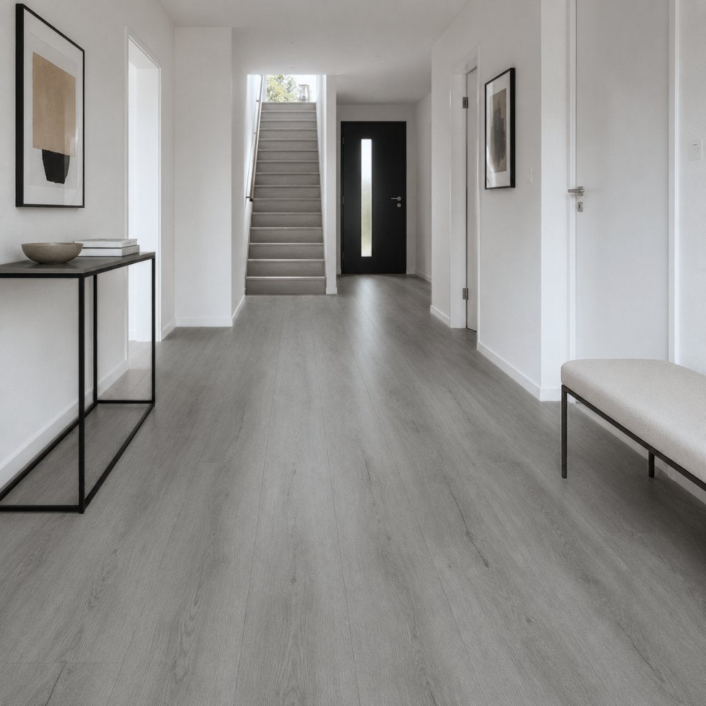 Vinylboden GreenLine Silent Eiche Picea mit Trittschall im hellen Flur mit Treppe