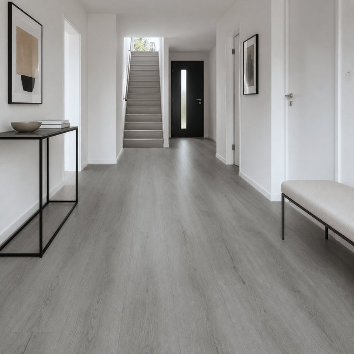 Vinylboden GreenLine Silent Eiche Picea mit Trittschall im hellen Flur mit Treppe