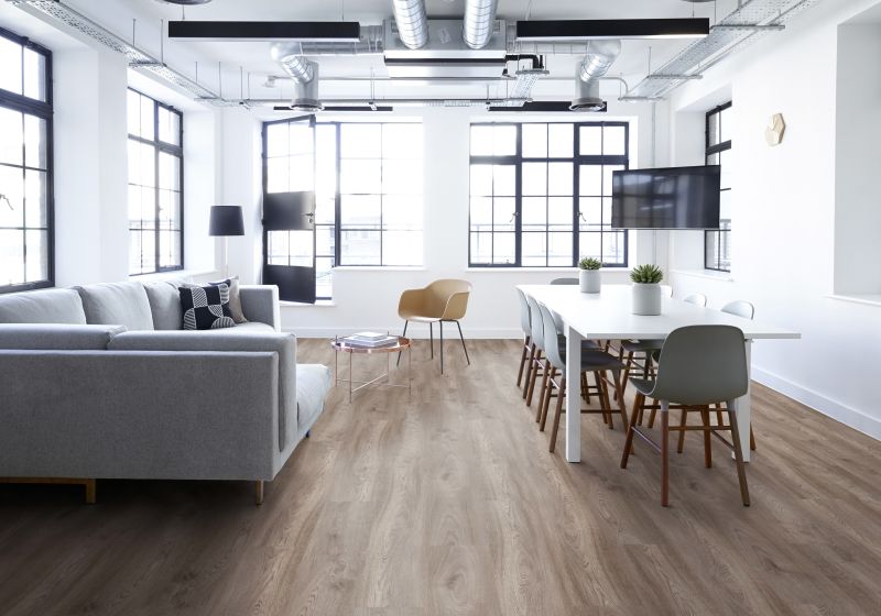 Klebevinyl im Wohnzimmer und Essbereich verlegt in dunkler Holzoptik bei Reud