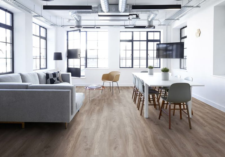 Klebevinyl im Wohnzimmer und Essbereich verlegt in dunkler Holzoptik bei Reud