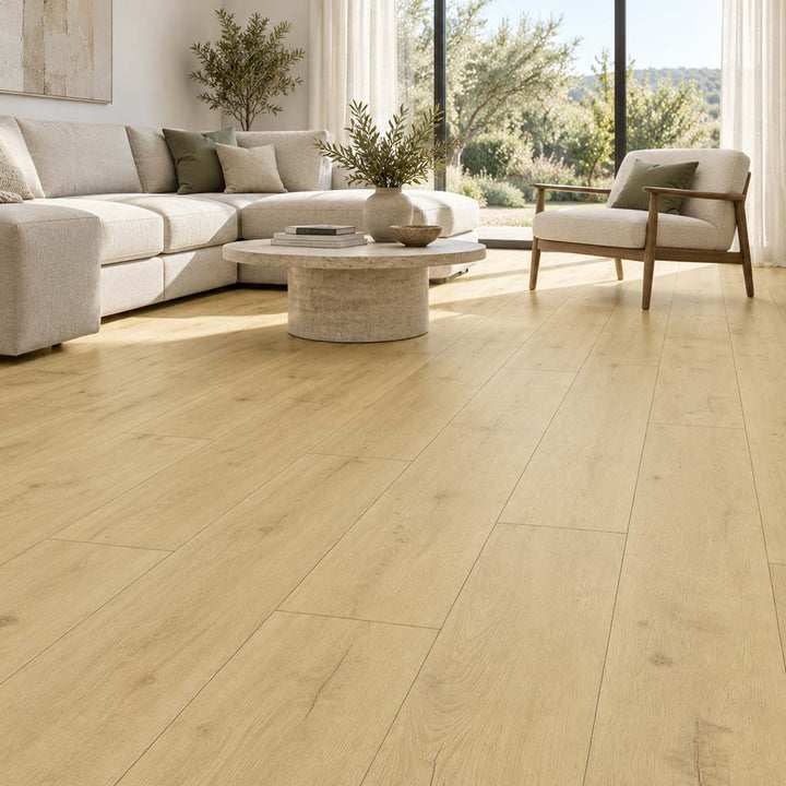 Warme Eiche Holzoptik Klick Vinyl Amalia im Wohnzimmer mit XXL-Dielen und Sofa
