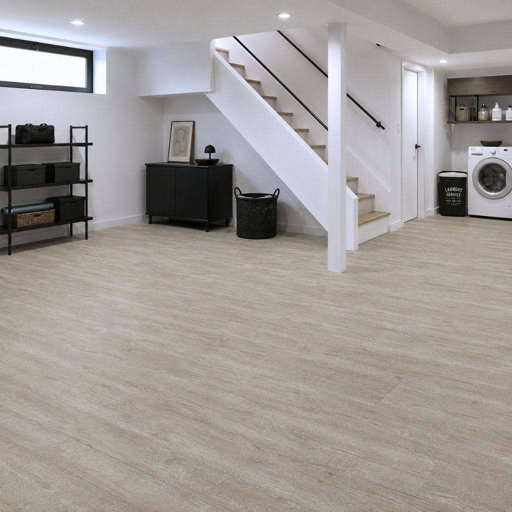 Klick Vinylboden Washed Pine beige in hellem Kellerraum mit Treppe verlegt – Reud Bodenarena
