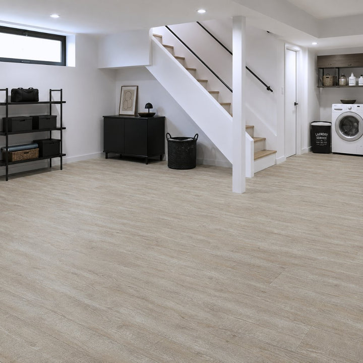Klick Vinylboden Washed Pine beige in hellem Kellerraum mit Treppe verlegt – Reud Bodenarena
