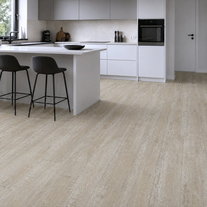 Klick Vinylboden Washed Pine beige in moderner Küche mit Kochinsel verlegt – Reud Bodenaren