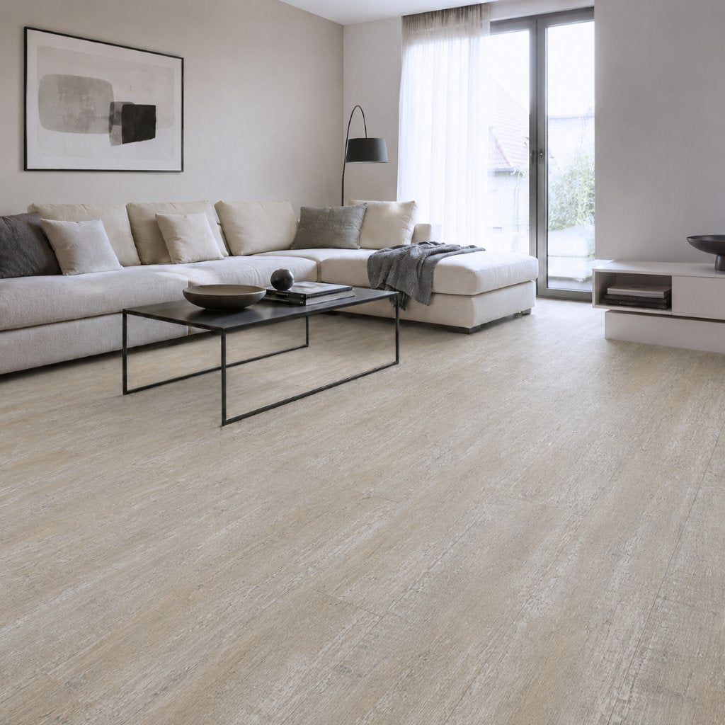 Klick Vinylboden Washed Pine beige in gemütlichem Wohnzimmer mit Sofa verlegt – Reud Bodenarena