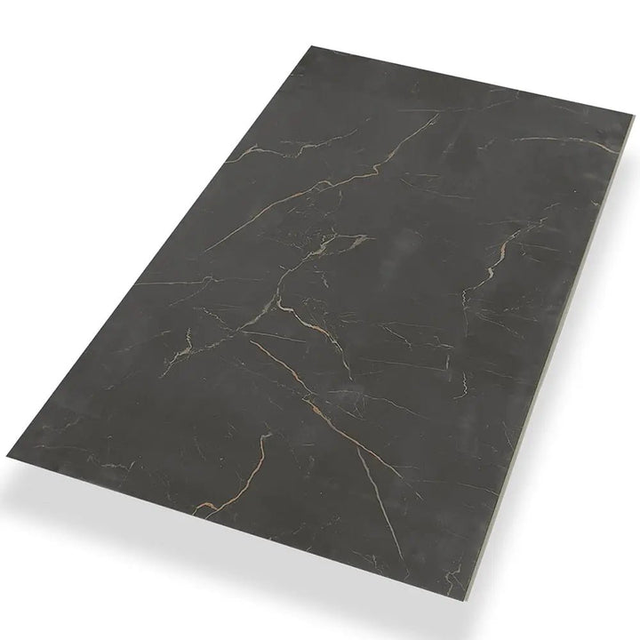 Dunkelgraue Vinylboden-Planke in Marmoroptik mit feinen hellen und goldenen Adern auf weißem Hintergrund - Klick-Vinyl Fliesenoptik. REUD-Bodenarena